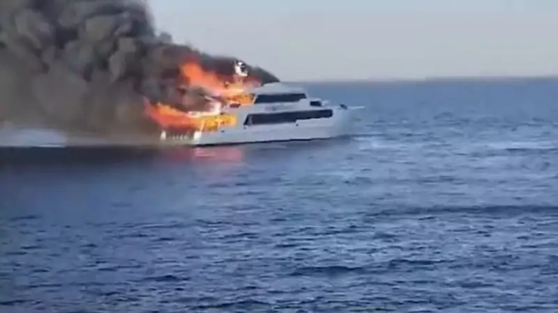У берегов Египта загорелась яхта с туристами