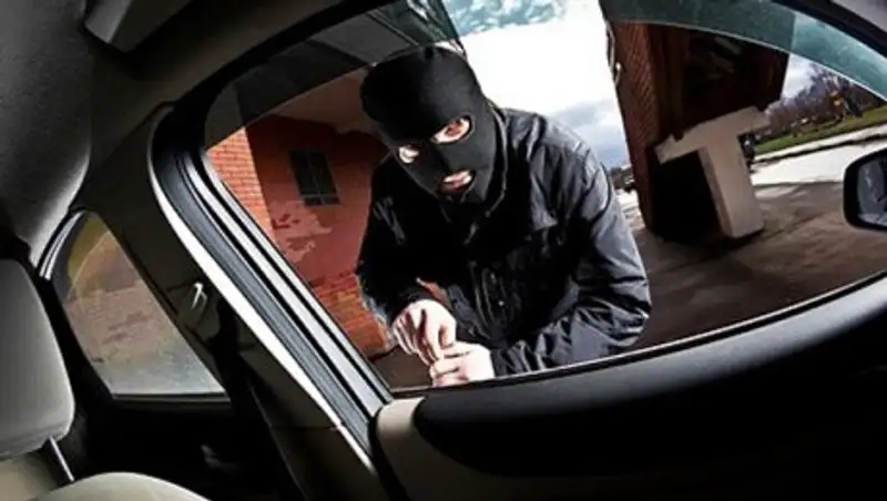 В Шымкенте злоумышленник пытался угнать автомобиль полицейского