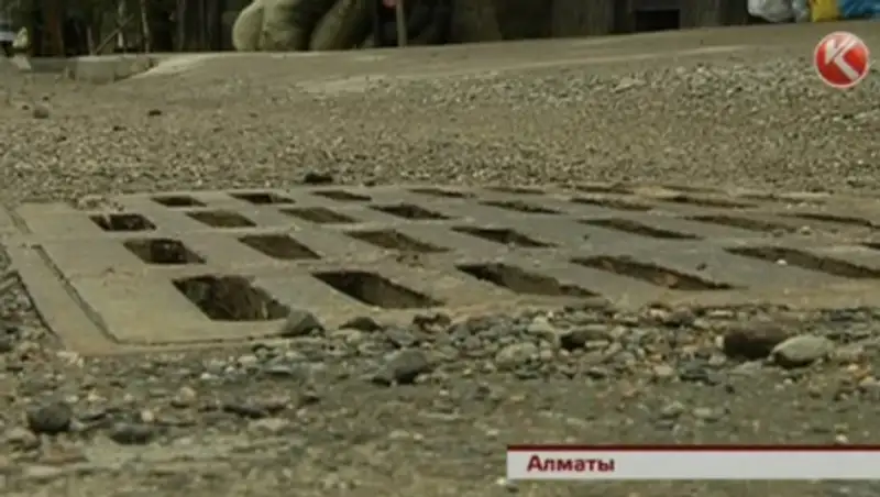 В Алматы ливневую канализацию почему-то стали асфальтировать