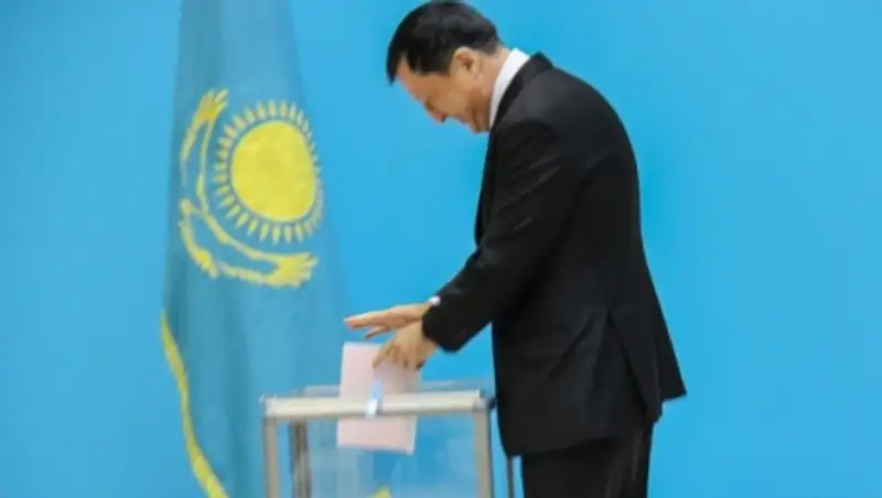 Аким Астаны проголосовал на избирательном участке