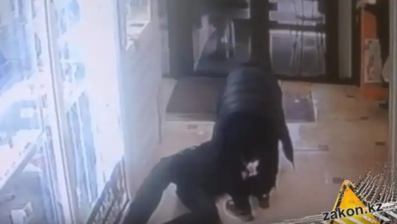 Алматинец, пострадавший в результате нападения в ТД, пожаловался на бездействие полиции