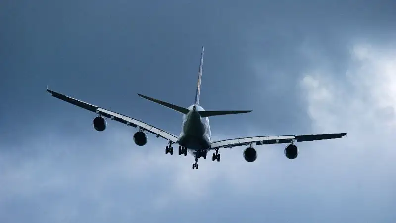 Вылетевший в Казахстан самолет экстренно вернулся в Москву