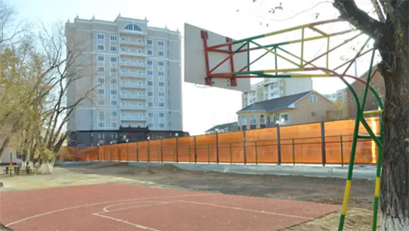 В Атырау на спорт-площадке интерната незаконно построили многоквартирный дом