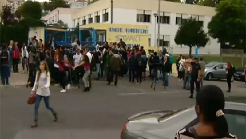 В Португалии школьник бросил в класс дымовую шашку и устроил резню: ранены 5 человек, фото - Новости Zakon.kz от 16.10.2013 17:59
