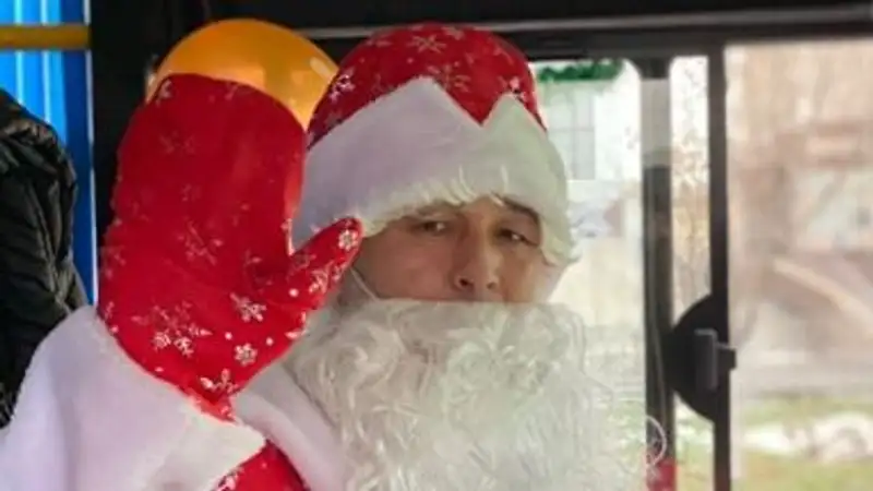Дед Мороз за рулем: жителей Шымкента удивил праздничный автобус