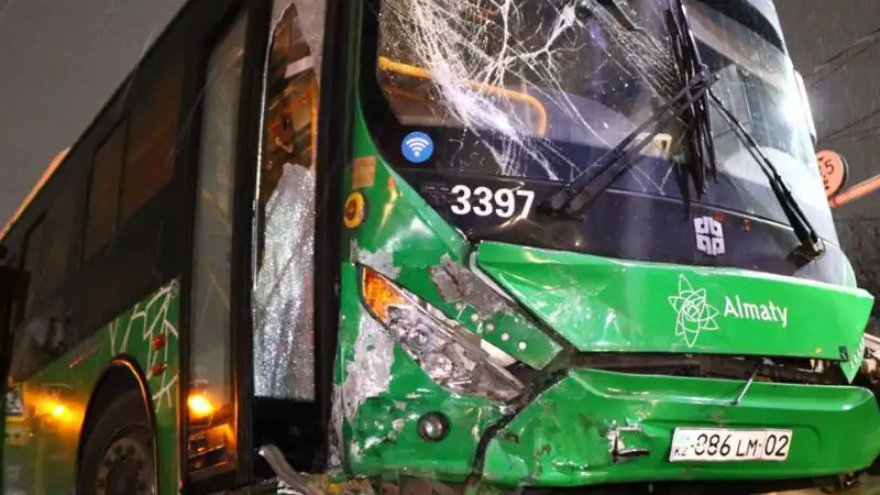 В Алматы произошло лобовое столкновение автобуса и RAV4 , фото - Новости Zakon.kz от 09.12.2022 09:49