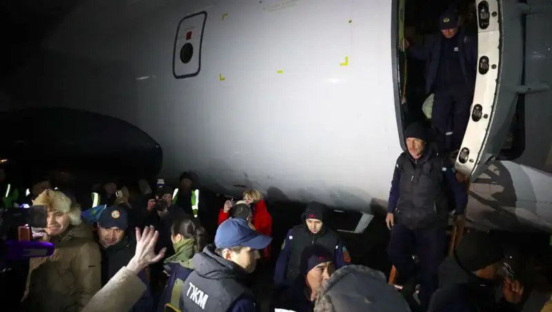 Первый эшелон Казахстанских спасателей, работавших в Турции после землетрясения, вернулся в Алматы, фото - Новости Zakon.kz от 19.02.2023 02:52