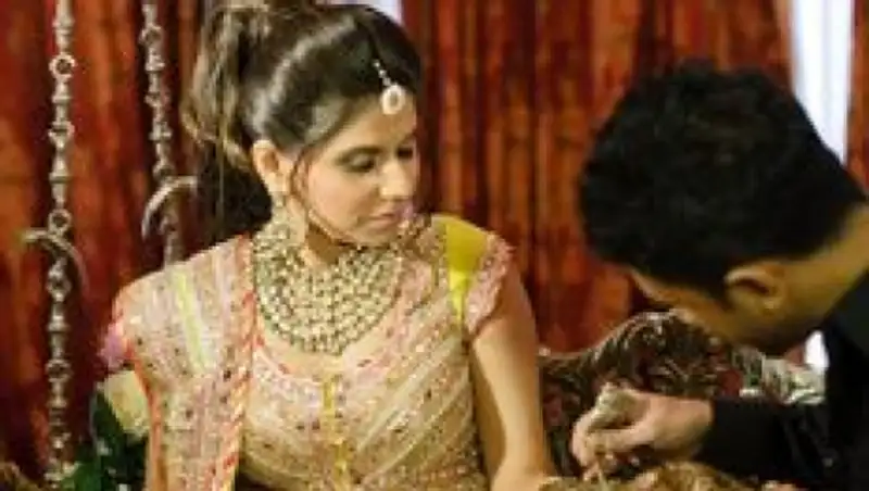 Индиец выдал замуж 111 невест