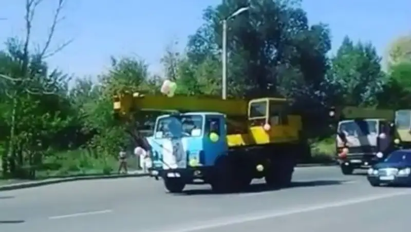 Молодожены в Караганде организовали кортеж из грузовой спецтехники