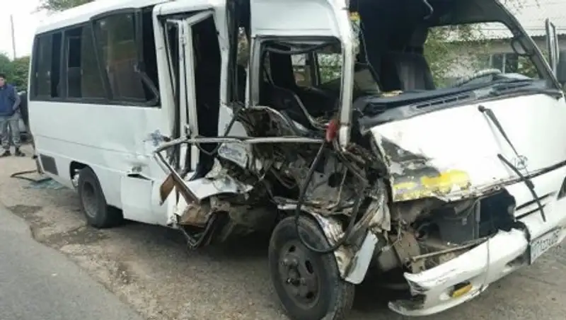 Грузовик протаранил микроавтобус с пассажирами в Алматинской области