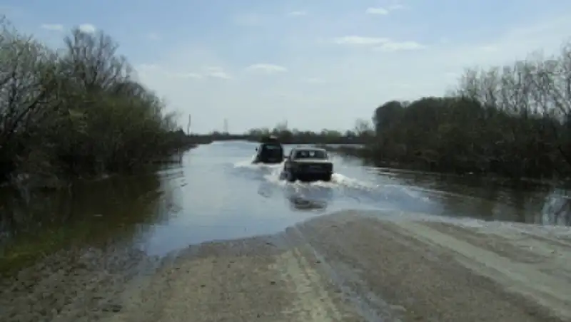 В СКО на трех участках дорог сохраняется ограничение движения транспорта