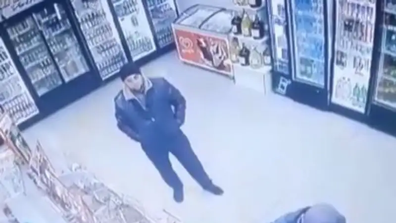 В Караганде вооруженный мужчина ограбил магазин