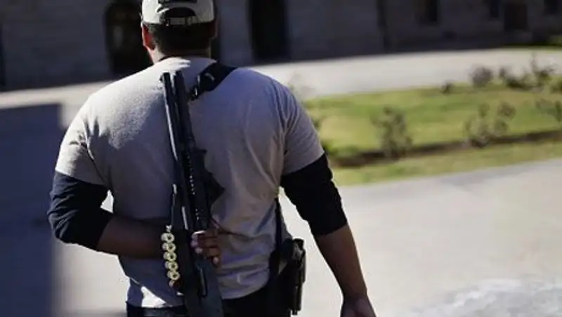 В США неизвестный мужчина застрелил троих и ранил четверых человек