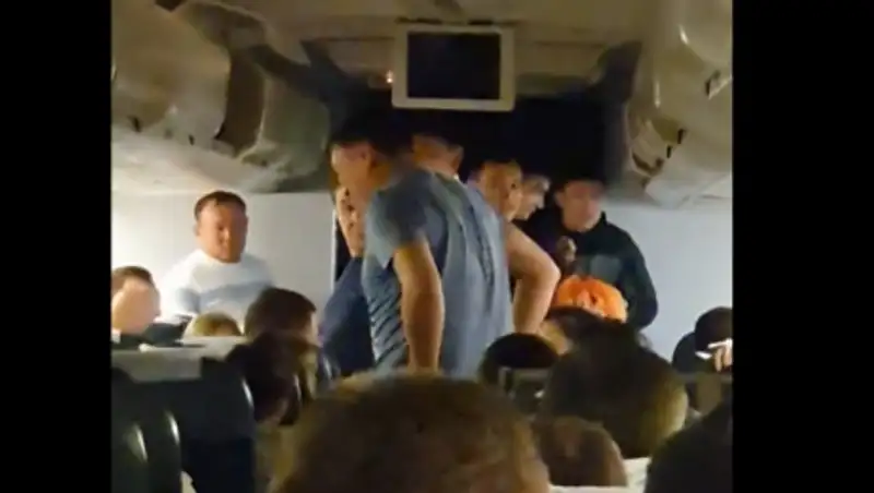 Дебоширов сняли с рейса и высадили в Шымкенте вместо Алматы