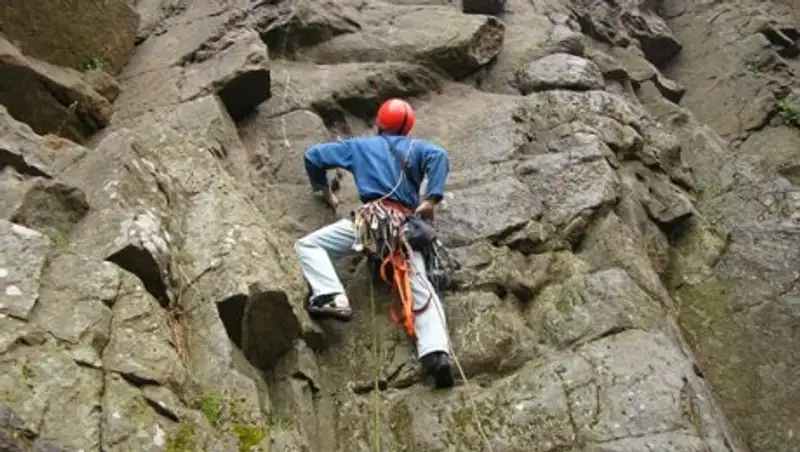 Спасатель из Усть-Каменогорска сорвался со скалы во время подготовки к учениям