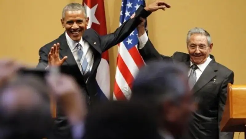 Кастро не позволил Обаме похлопать себя по плечу