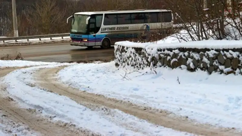 Граждан Узбекистана эвакуировали из замершего автобуса в Казахстане