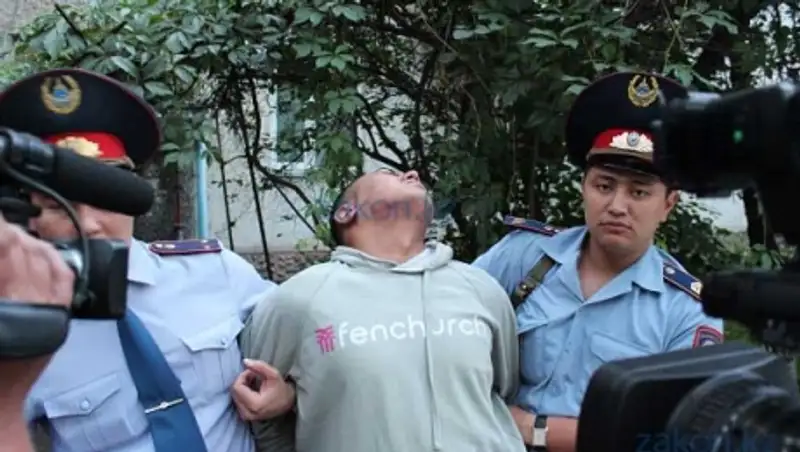 В Алматинской области пьяный дебошир ворвался в акимат, где избил женщину