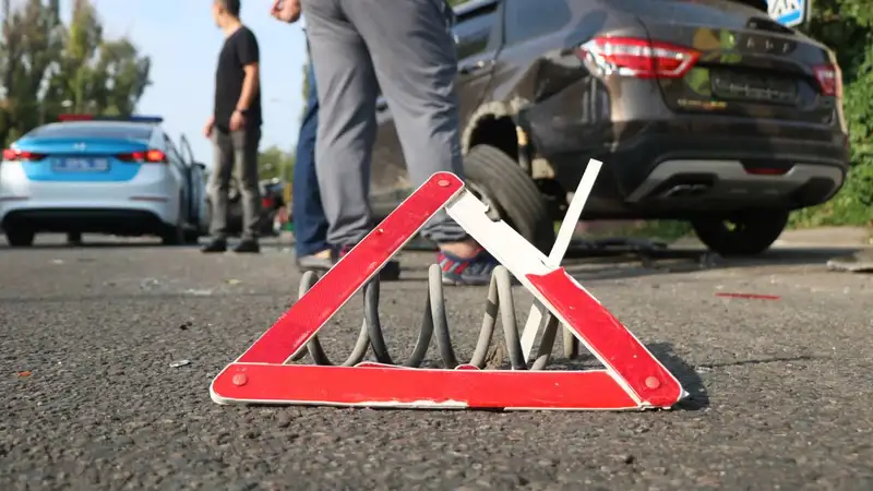 Автомобиль слетел в кювет в ВКО – один погиб, двое пострадали