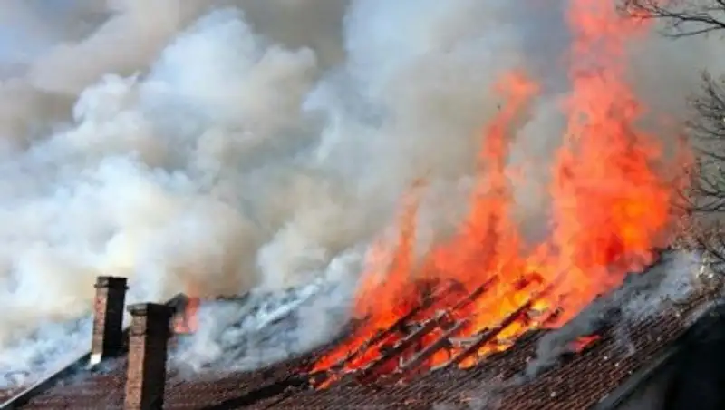 Двухэтажный дом с газовыми баллонами горел в Петропавловске