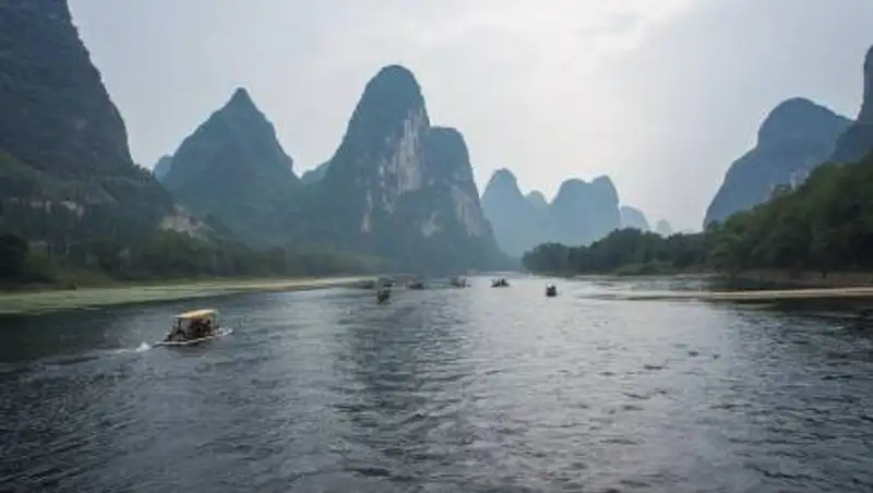 8 человек погибли: пассажирское судно перевернулось в Китае