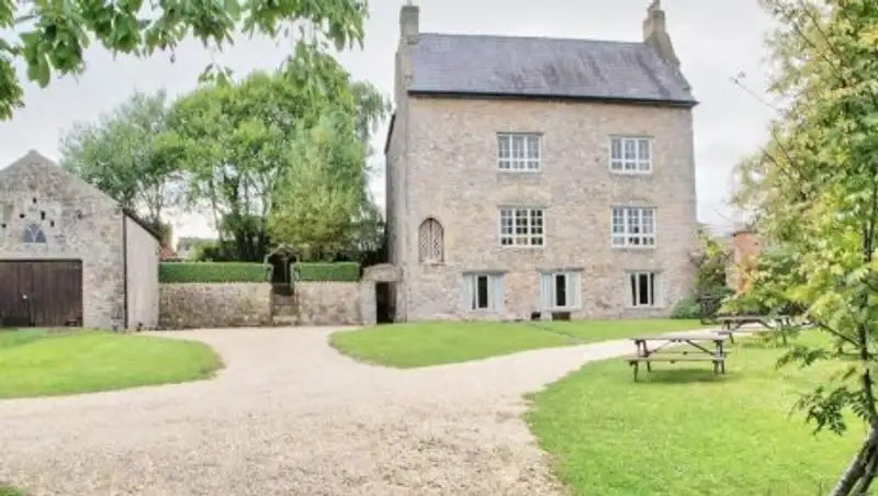 800-летний особняк Генриха VIII впервые выставлен на продажу после реставрации