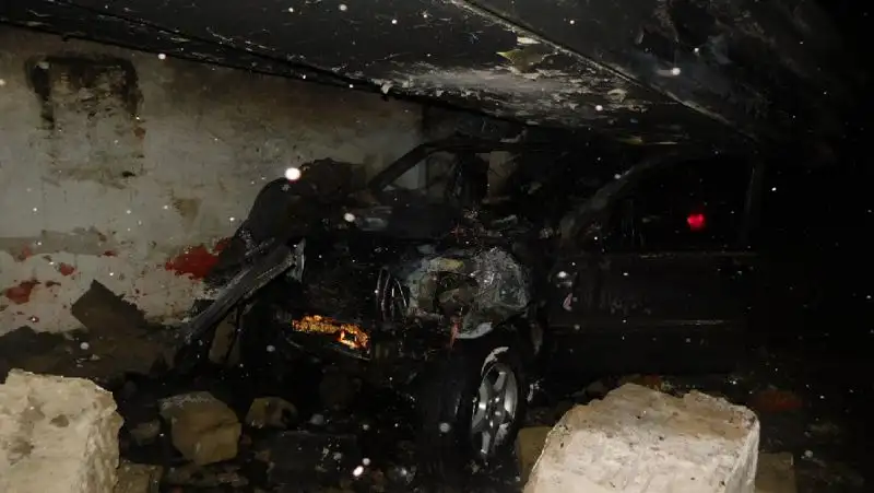 В Кокшетау устанавливают личность мертвого мужчины из сгоревшего авто