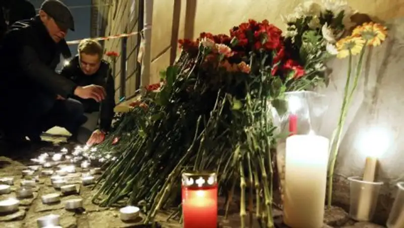 После взрыва в метро в Петербурге начался трехдневный траур