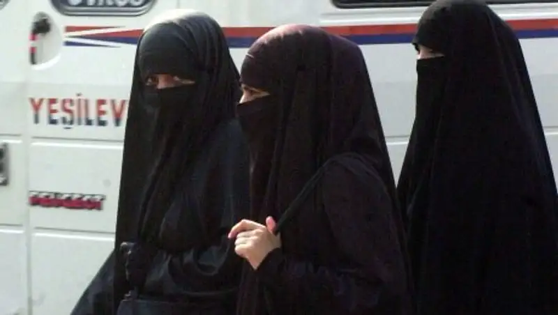 В Саудовской Аравии полиция задержала снявшую абайю женщину