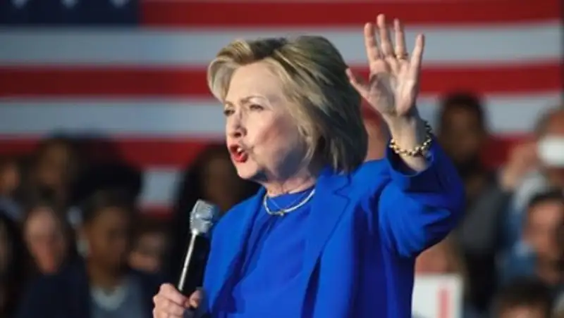 Клинтон заявила о прекрасном самочувствии после инцидента на траурной церемонии