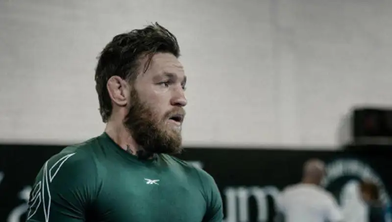 Макгрегор признался в избиении пожилого мужчины