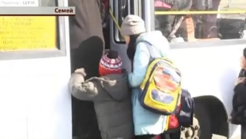 Семейские водители выталкивают из автобусов детей