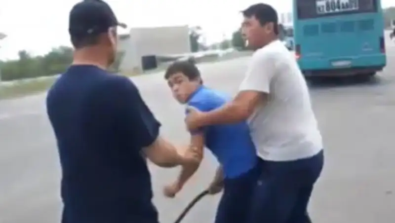 Водитель автобуса в Караганде избил мужчину и повредил его машину