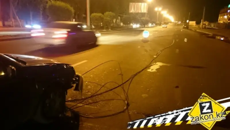 В Алматы грузовики оборвали троллейбусные линии, пострадали с десяток машин