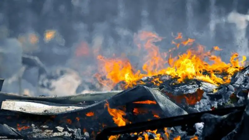 Пожар в центре Москвы: Дом, охваченный пламенем, не могут потушить несколько часов