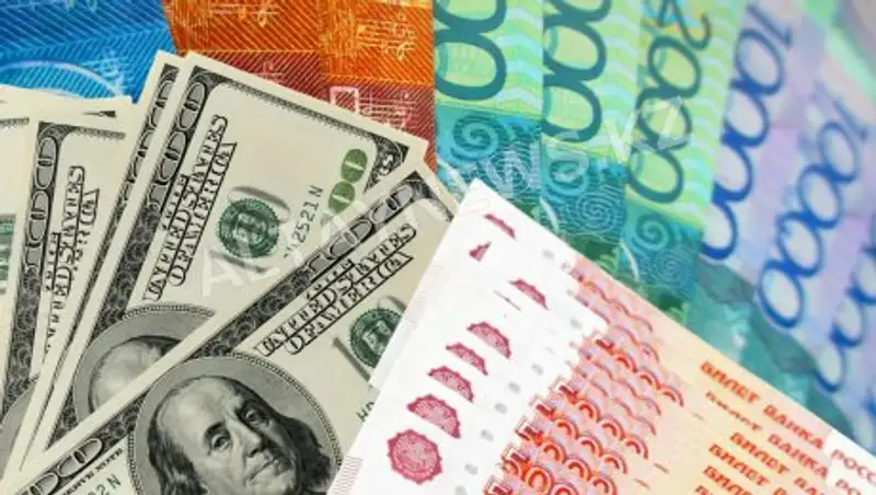 Исследование: В июле казахстанцы активно закупали доллары и евро