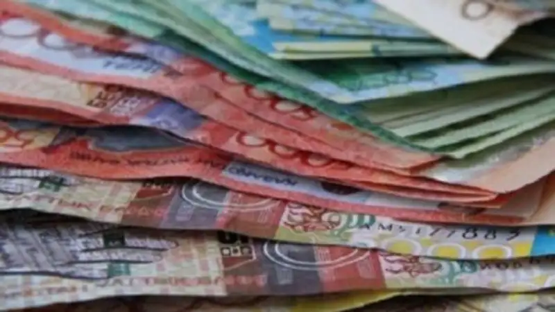 С 1 января магазины могут перестать принимать купюру 5 000 тенге образца 2006 года