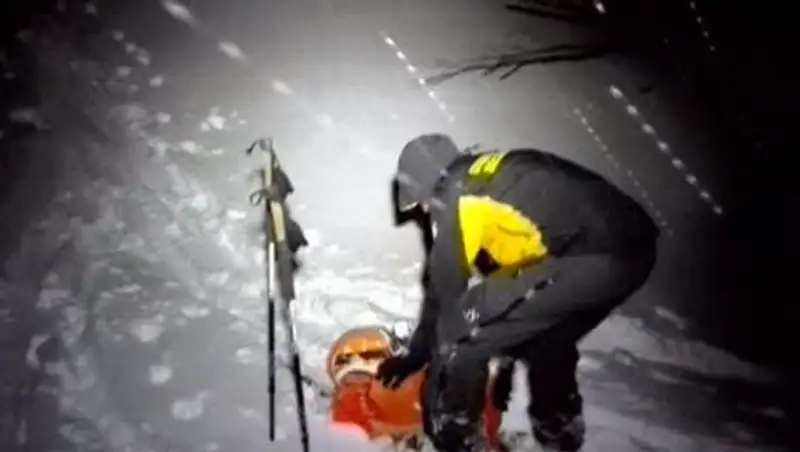 Число жертв, погребенных в отеле под лавиной в Италии, возросло до 18