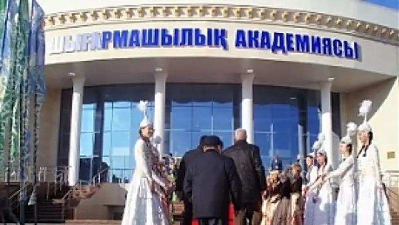 Назарбаев посетил Академию творчества в Актобе