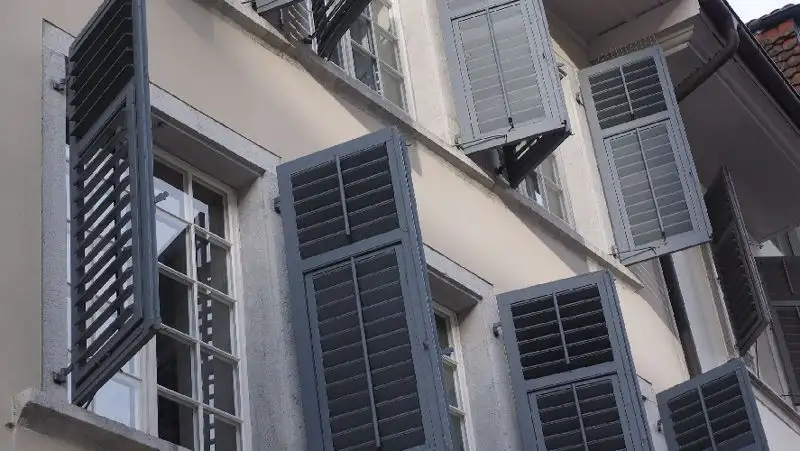 Девушка пыталась спрыгнуть с третьего этажа гостиницы в Шымкенте