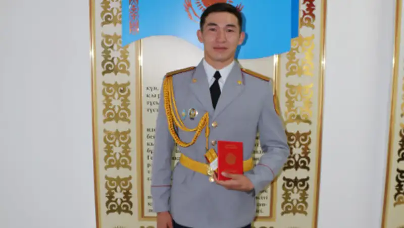 Молодой транспортный полицейский получил погоны из рук Президента