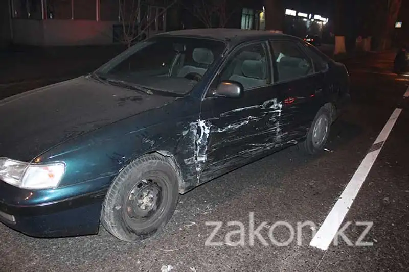 Водитель Мазды протаранил две машины и покинул место ДТП, Алматы (фото), фото - Новости Zakon.kz от 13.11.2013 18:48