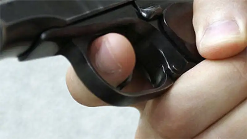 Женщина-охранник случайно выстрелила в голову коллеге, фото - Новости Zakon.kz от 25.11.2013 17:54