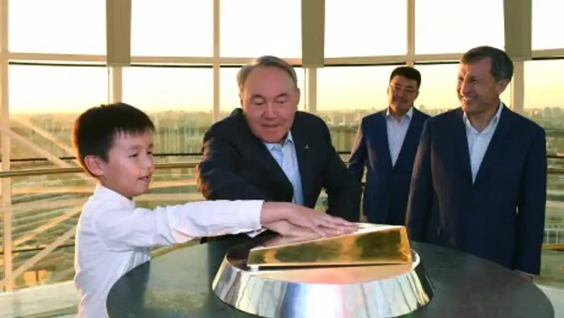 Назарбаев посетил отреставрированный монумент «Байтерек»