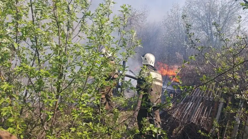 Пожар в Рудном: огонь перекинулся на 20 нежилых дачных домов, фото - Новости Zakon.kz от 07.05.2023 12:22