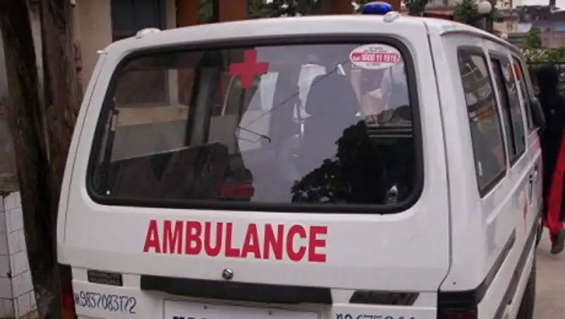 В Индии при столкновении автобуса с авторикшей погибли девять человек