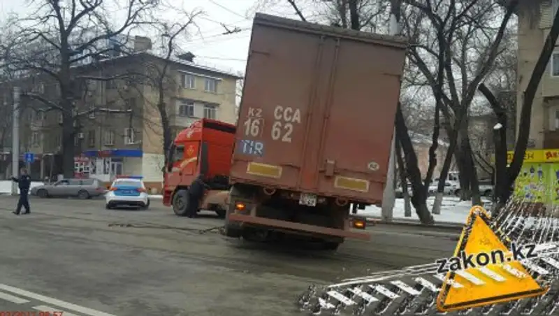 Центр Алматы встал в пробке из-за чуть не перевернувшейся фуры