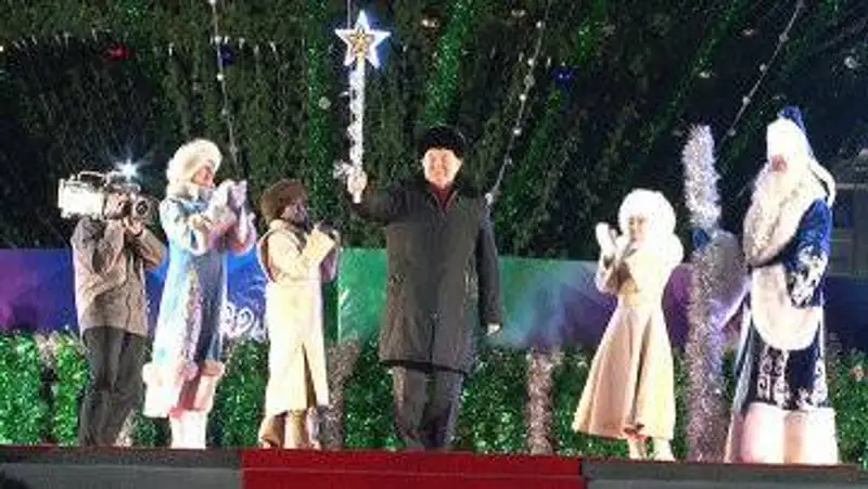 Президент Казахстана зажег главную новогоднюю елку страны, фото - Новости Zakon.kz от 30.11.2011 00:28