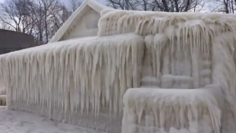Дом превратился в глыбу льда после снежного шторма в США
