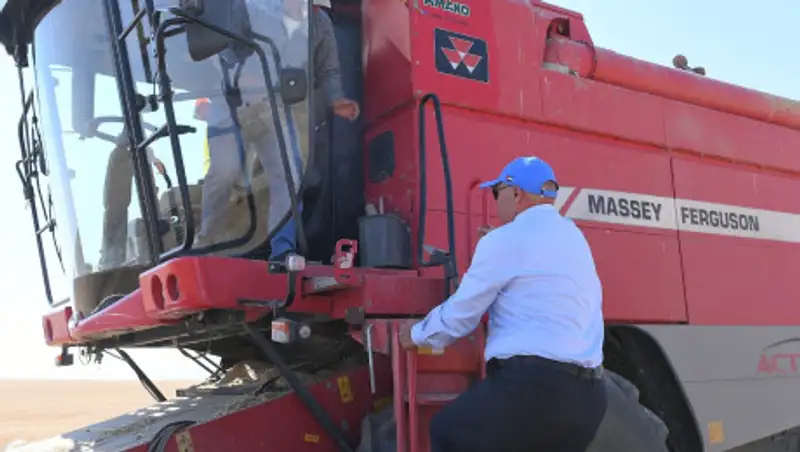 Умирзак Шукеев сел за руль комбайна и косил зерно